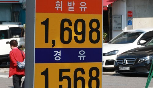 전국 휘발윳값이 지난 8월 말 유류세 인하 조치 종료 후 6주째 상승세를 이어가고 있다.<연합뉴스>